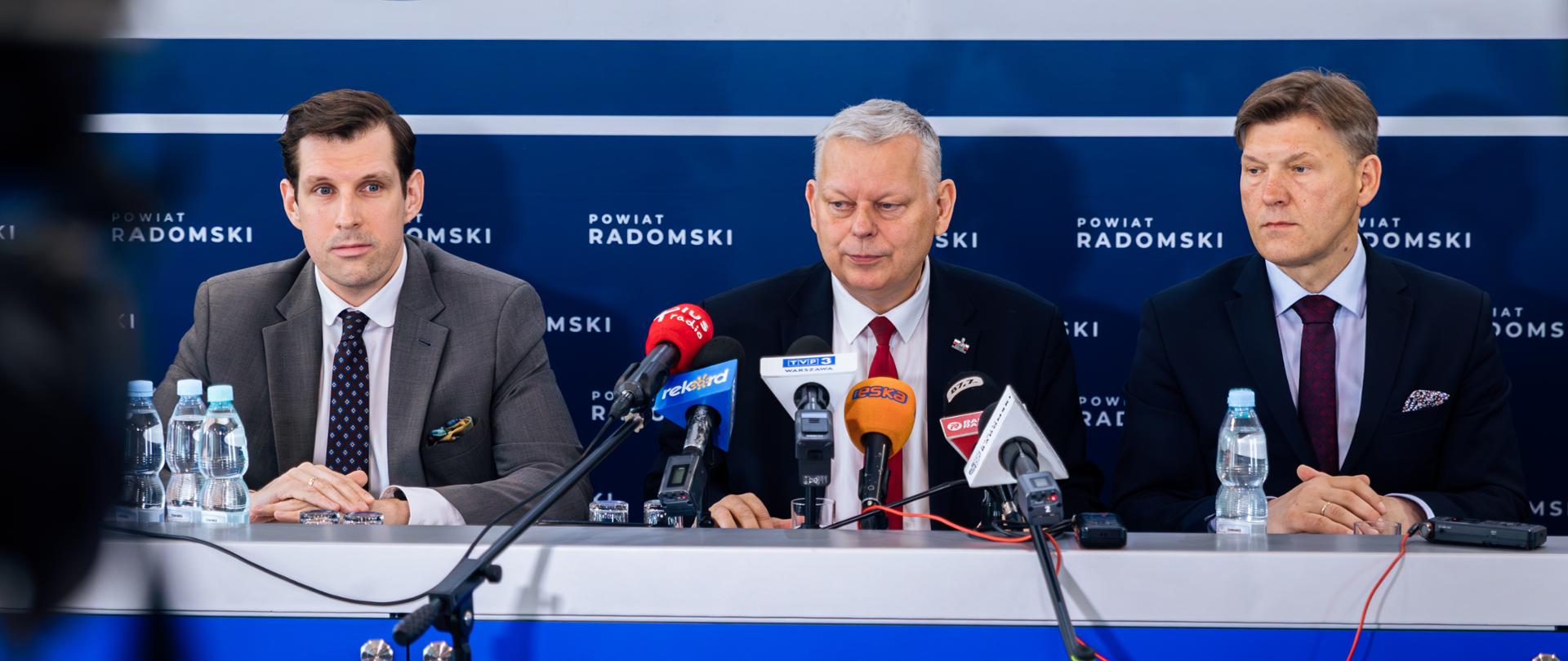 Uroczystość podpisania umów na rozbudowę oraz remonty dróg w powiecie radomskim