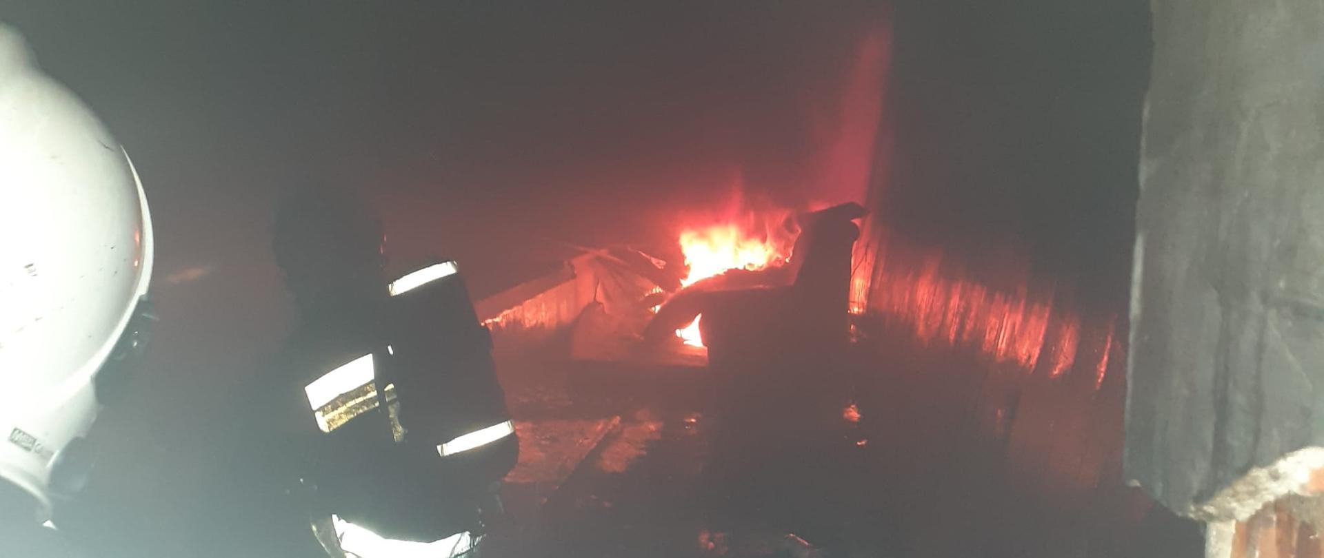 Zdjęcie przedstawia ćwiczenia strażaków podczas pożarów wewnętrznych.