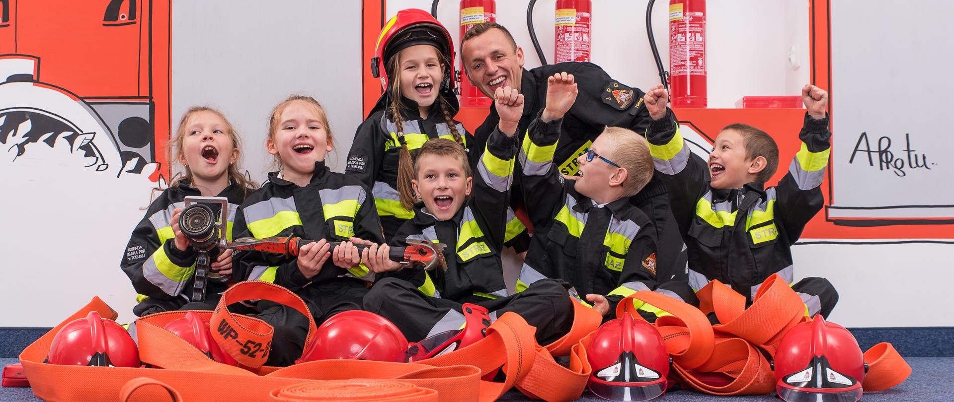 Dzieci podczas zajęć w salce edukacyjnej OGNIK w Toruniu.