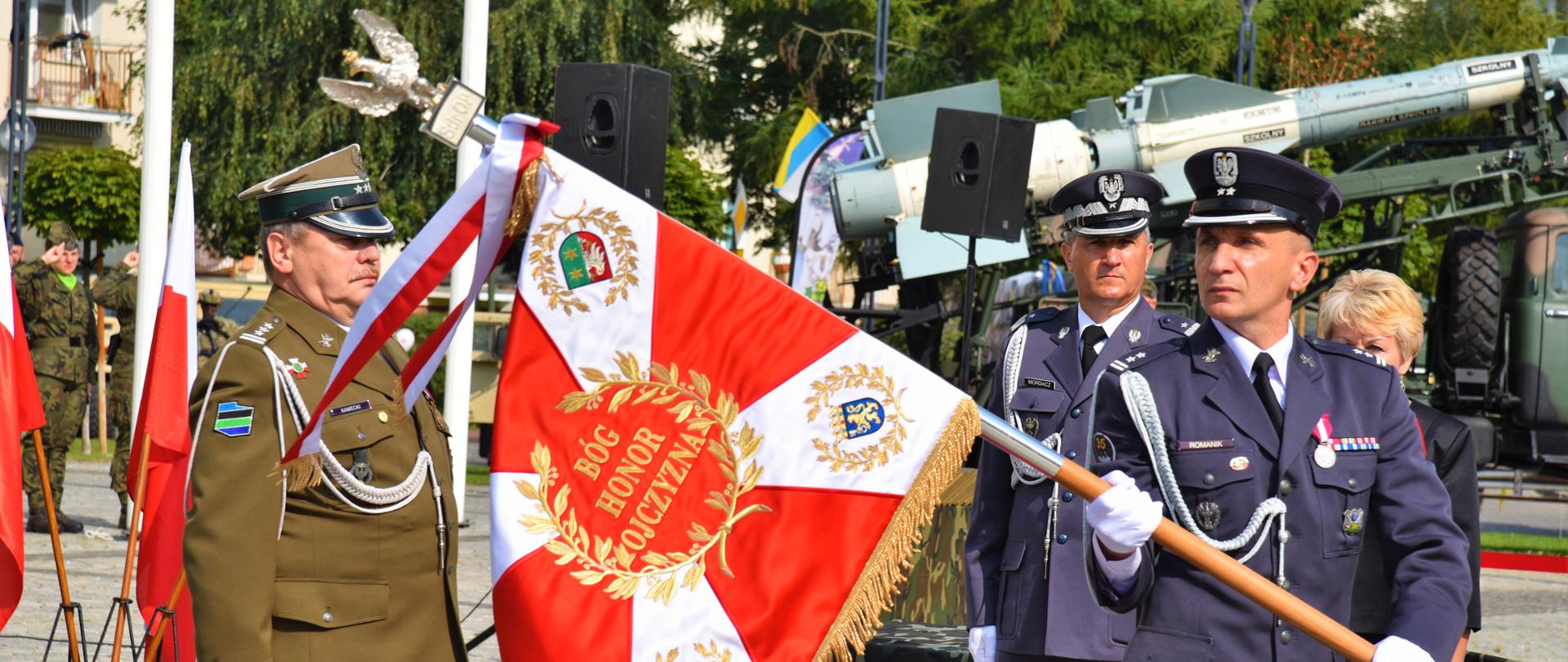 Sztandar dla 35. Skwierzyńskiego dywizjonu rakietowego Obrony Powietrznej