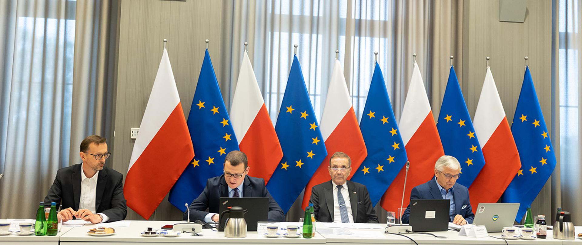 Komisja Wspólna Rządu i Samorządu Terytorialnego. Na zdjęciu wiceminister Paweł Szefernaker wraz z innymi członkami komisji przy stole prezydialnym.
