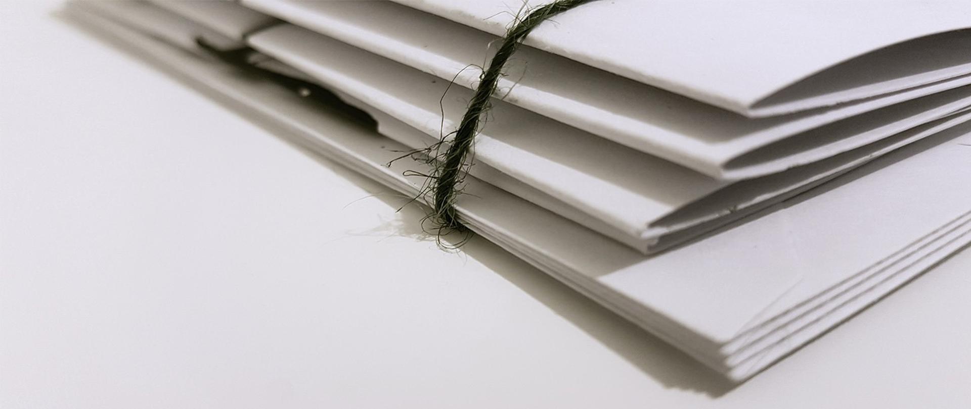 Rada Ministrów przyjęła tzw. tarczę prawną. Na grafice widać dokumenty przewiązane sznurkiem.