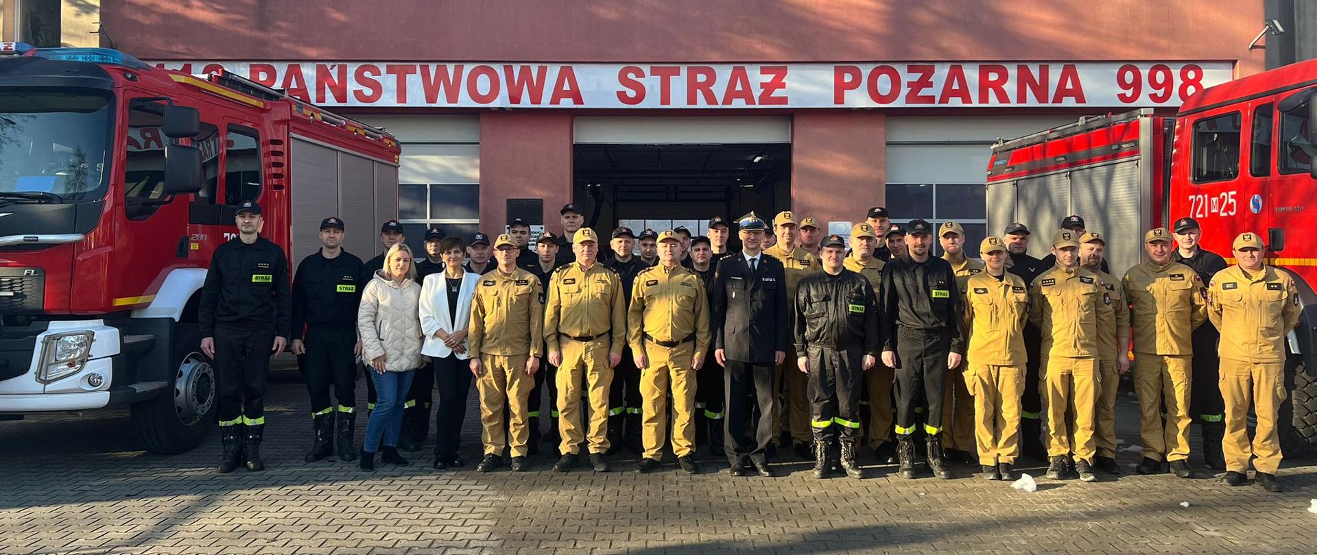 Pamiątkowe zdjęcie strażaków przed Komendą Powiatową Państwowej Straży Pożarnej w Żyrardowie