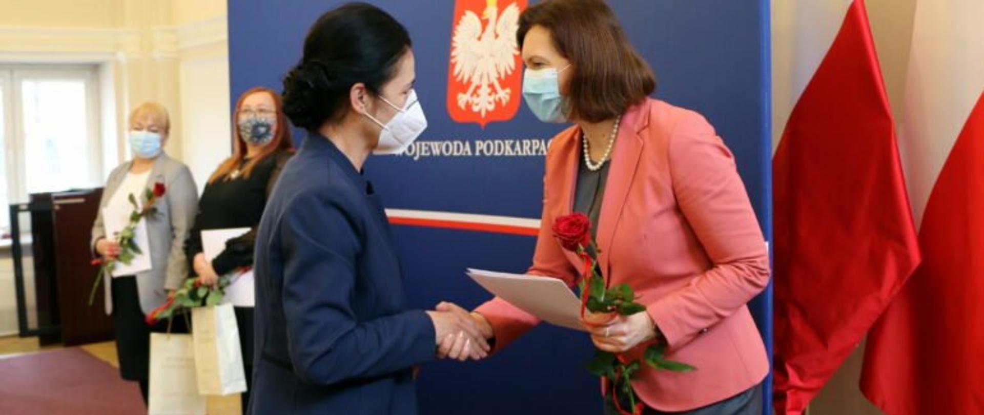 Wojewoda podkarpacki Ewa Leniart wręcza list gratulacyjny z okazji Dnia Pracownika Socjalnego