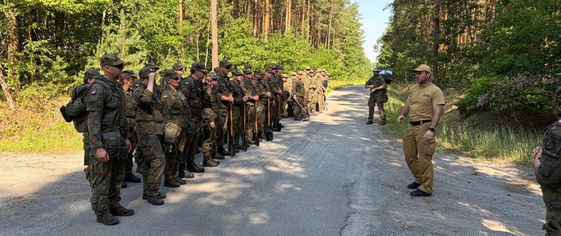 Żołnierze WOT stojący na zbiórce