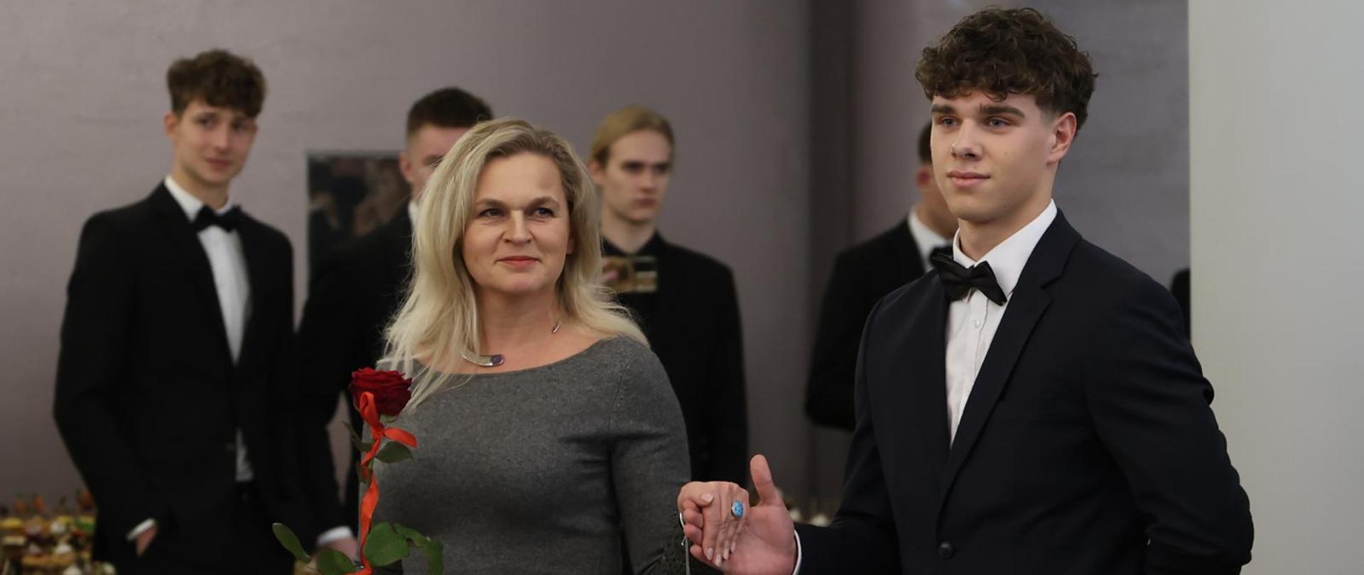 W ostatnią sobotę Minister Edukacji Barbara Nowacka wzięła udział w balu studniówkowym XXXII Liceum Ogólnokształcącego im. Haliny Poświatowskiej w Łodzi. Razem z jednym z maturzystów Barbara Nowacka rozpoczęła bal tradycyjnym krokiem poloneza.