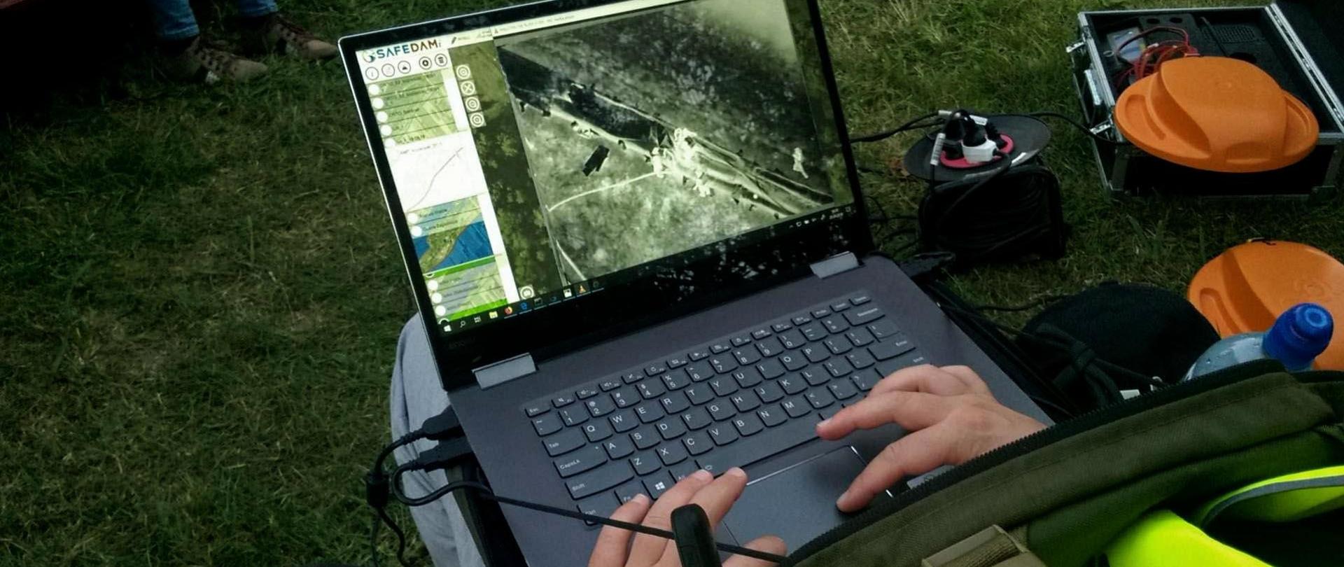 SAFEDAM - stanowisko mobilne - podgląd miejsca manewrów w czasie rzeczywistym z kamery zainstalowanej na dronie podczas manewrów strażackich “Fala 2018”.