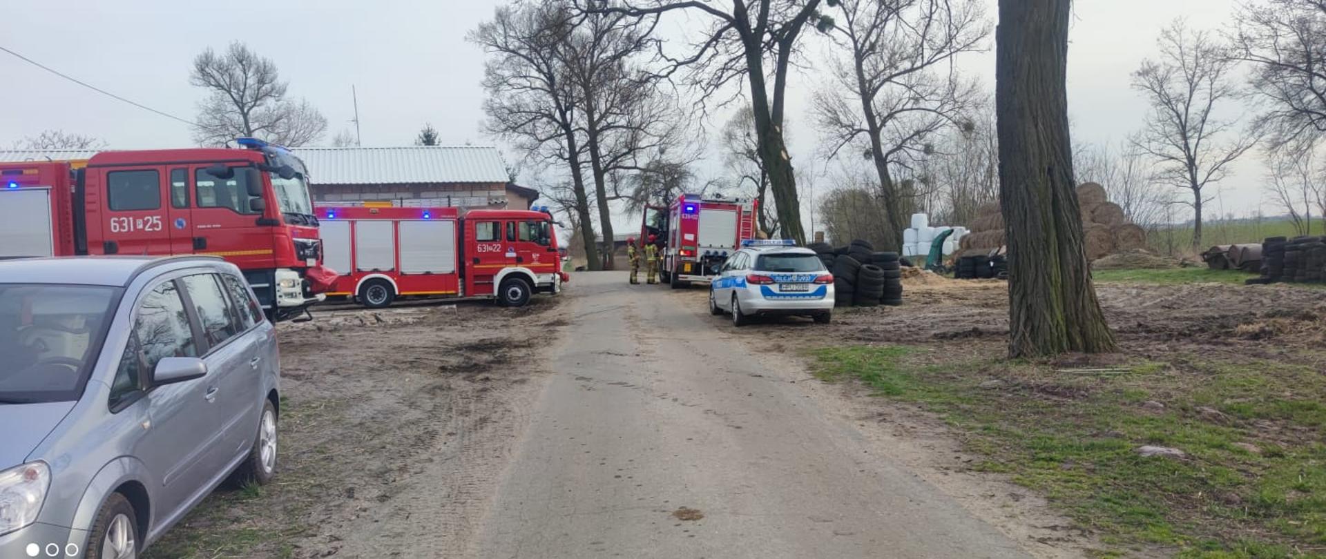 Na zdjęciu widać wozy służb ratowniczych 