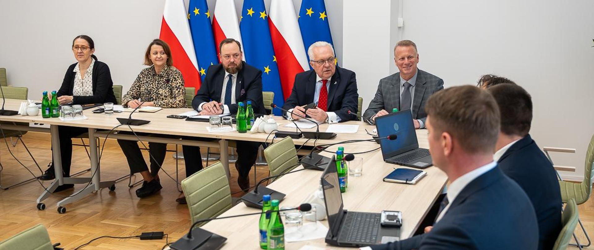 sekretarz stanu Jacek Czerniak siedzący za stołem prezydialnym podczas spotkania