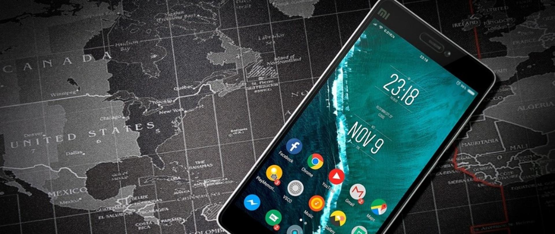 Telefon na tle mapy świata