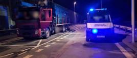 Nocna kontrola samochodu ciężarowego z tarcicą drzewną na ekspresowej „siódemce” pod Szydłowcem.