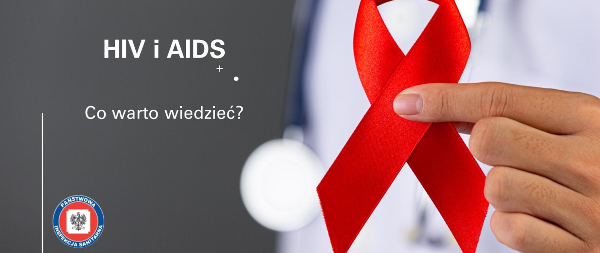 Lekarz trzyma czerwona wstążkę. Napis HIV i AIDS. Co warto wiedzieć?