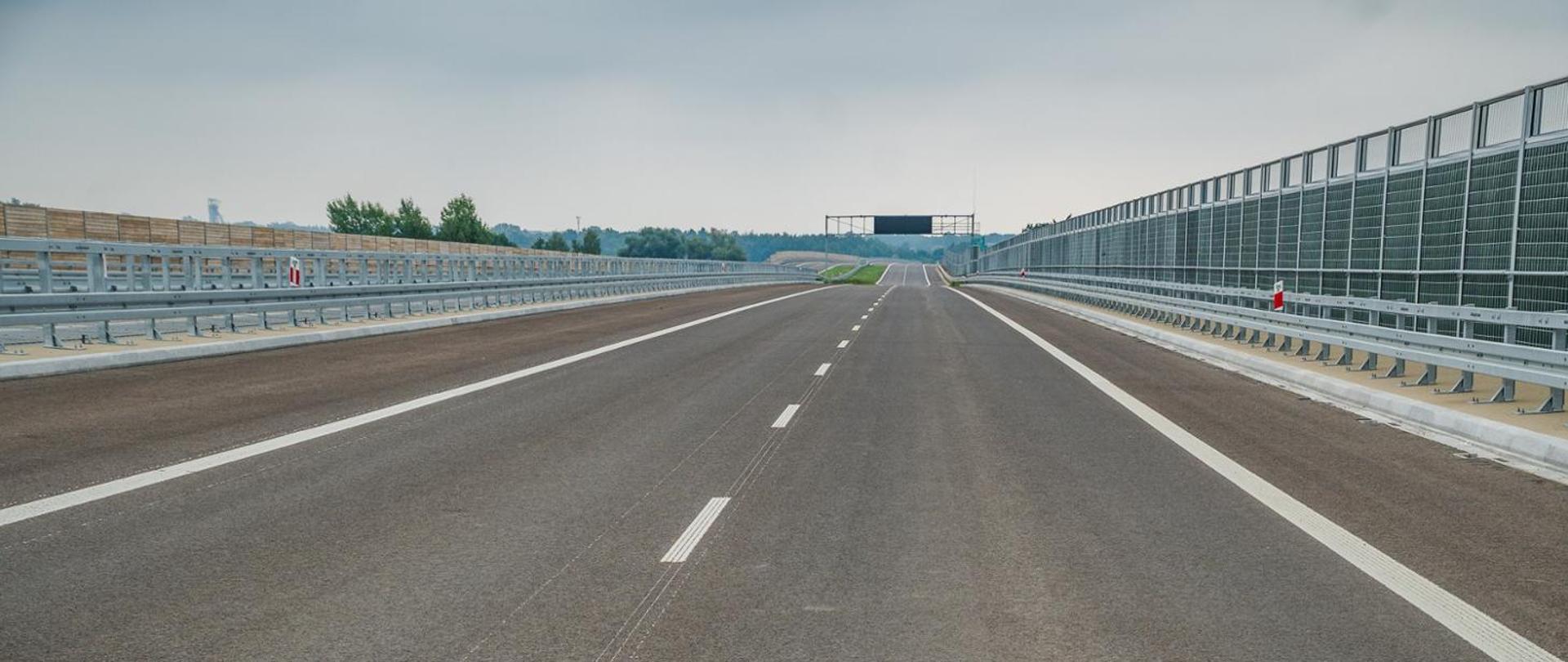 Obiekt inżynierski przeprowadzający drogę S1 nad wałem przeciwpowodziowym oraz przejściem dolnym dla zwierząt dużych. Estakada powstała w ramach budowy S1 Oświęcim - Dankowice.