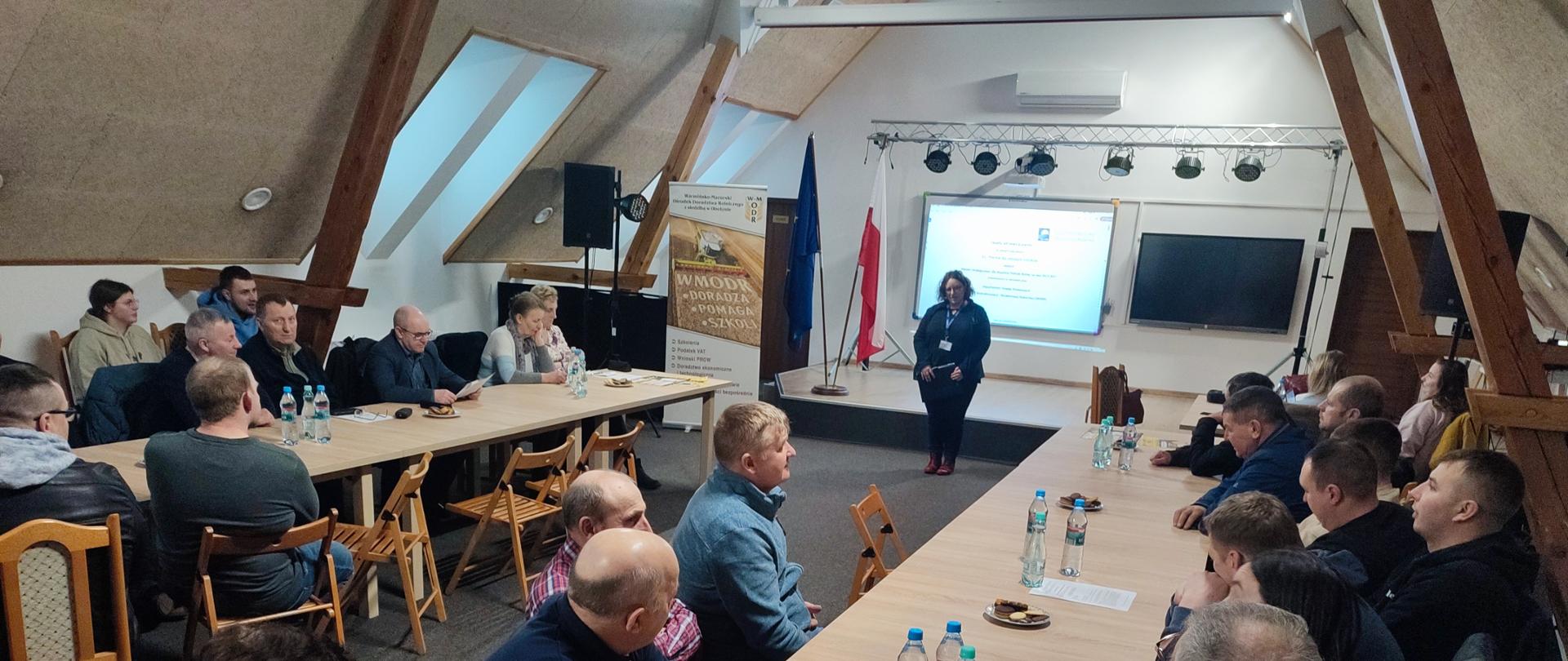 Wystąpienie_inspektora_Wojewódzkiego_Inspektoraty_Ochrony_Roślin_i_Nasiennictwa_w_Olsztynie_Na_zdjęciu_widać_grupę_rolników_słuchających_wykładu_PŁOŚNICA_