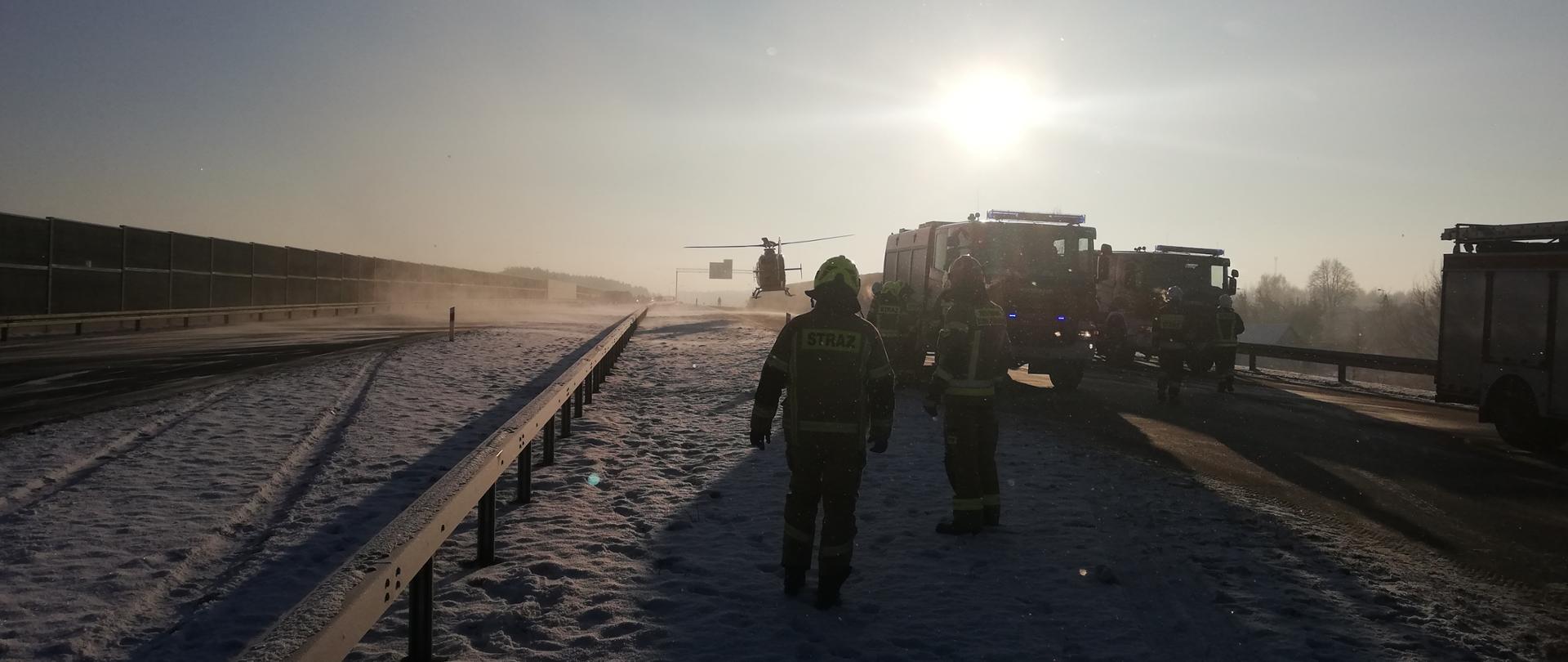 Na zdjęciu widoczny jest śmigłowiec LPR oraz zastępy straży pożarnej