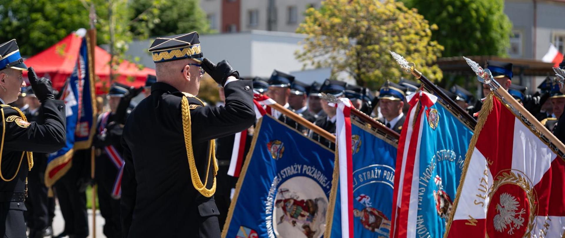 Z-ca KG PSP salutuje do sztandarów