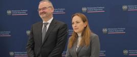 Minister funduszy i polityki regionalnej Katarzyna Pełczyńska-Nałęcz, po jej prawej stronie stoi Ambasador Szwajcarii w Polsce Fabrice Filliez, za ich plecami baner MFiPR
