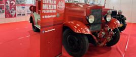 Na zdjęciu widzimy zabytkowy pojazd pożarniczy na ekspozycji Centralnego Muzeum Pożarnictwa w Mysłowicach podczas Targów IFRE EXPO 2023