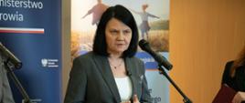 zdjęcie wiceminister zdrowia Katarzyny Kacperczyk z konferencji prasowej w Instytucie Hematologii i Transfuzjologii