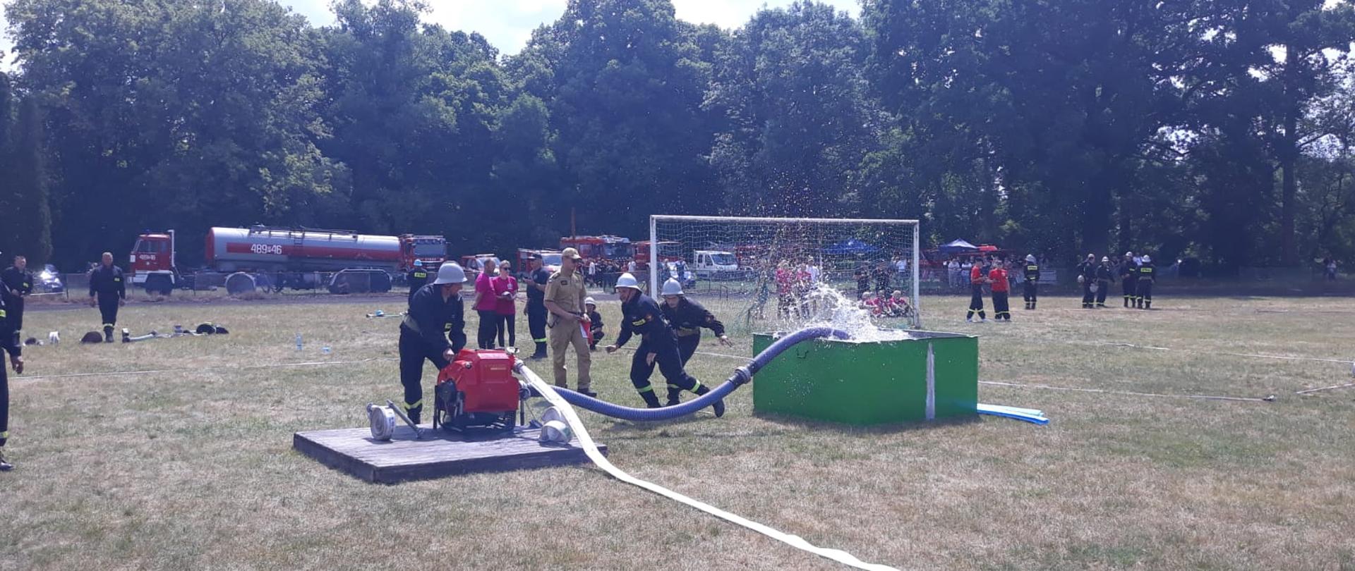 ZAWODY SPORTOWO-POŻARNICZE – GMINA CZEMPIŃ. Strażacy podczas zawodów sportowo-pożarniczych, sztafeta oraz ćwiczenie bojowe.