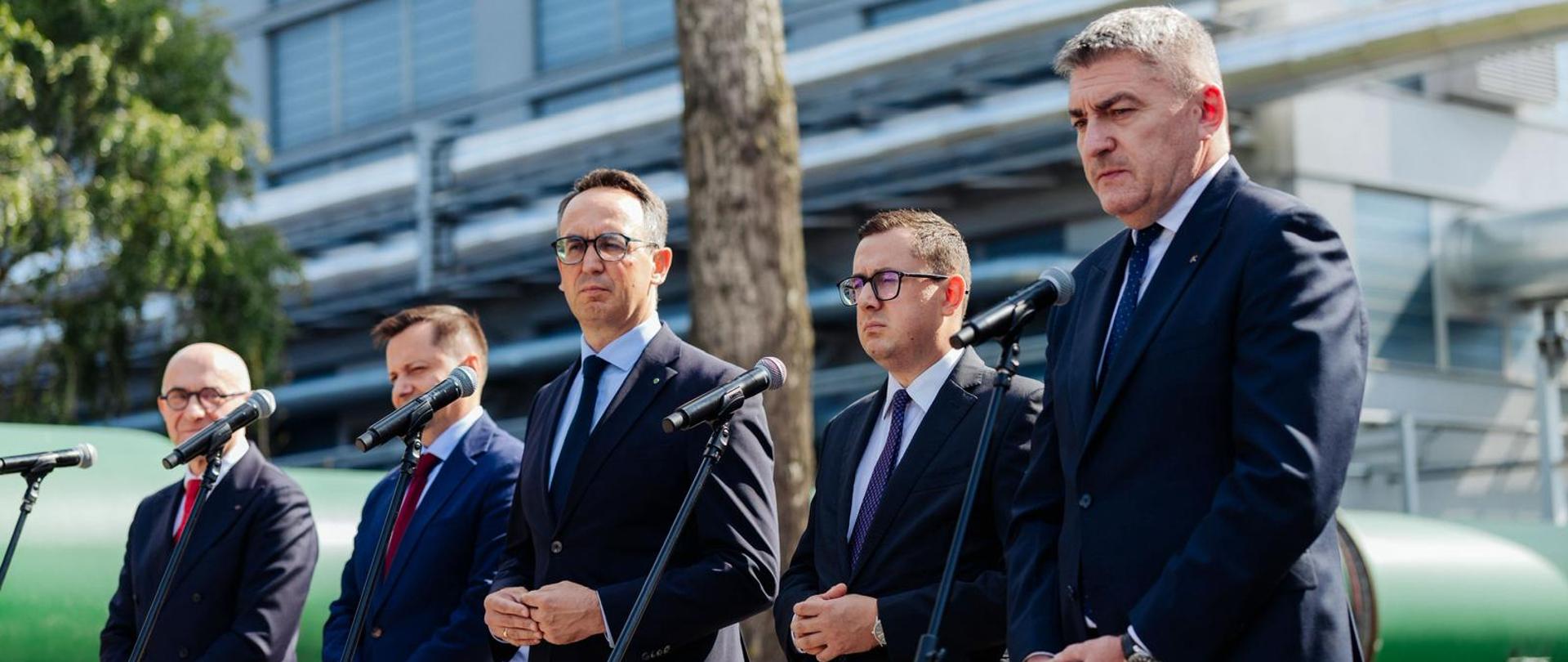 Minister Energii Miłosz Motyka, Minister Infrastruktury Dariusz Klimczak oraz przedstawiciele PGW Wody Polskie, ORLEN SA i ORLEN Termika podczas konferencji prasowej.