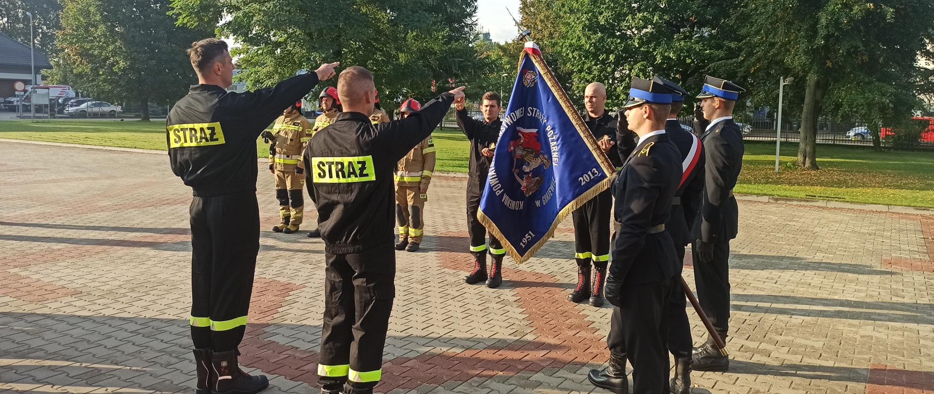 Nowi funkcjonariusze PSP składają ślubowanie na sztandar komendy.