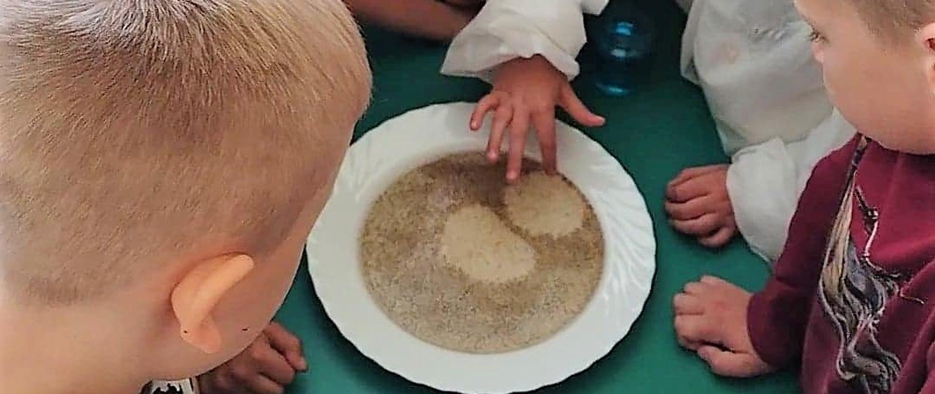 Doświadczenie z wodą i mydłem