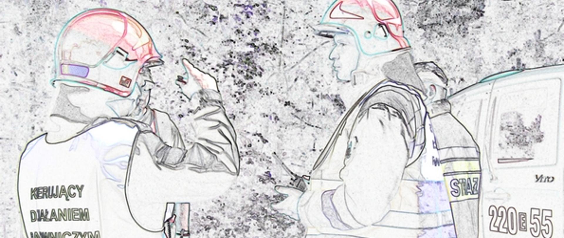 zdjęcie przedstawia wykonany ołówkiem szkic czterech strażaków PSP, dwóch na pierwszym planie ma na głowie hełm barwy czerwonej oraz kamizelki z napisem Kierujący działaniem ratowniczym, strażak z prawej strony kadru trzyma radiostację w prawej dłoni, strażak z lewej strony unosi prawą rękę do góry w geście gestykulacji, po prawej stronie kadru widać częściowo samochód strażacki typu BUS z numerem bocznym 220E55 obok którego stoi bokiem strażak bez nakrycia głowy, na wprost niego przodem stoi czwarty strażak, który jest prawie całkowicie zasłonięty przez kierującego działaniem ratowniczym. W tle drzewa pobliskiego lasu. 