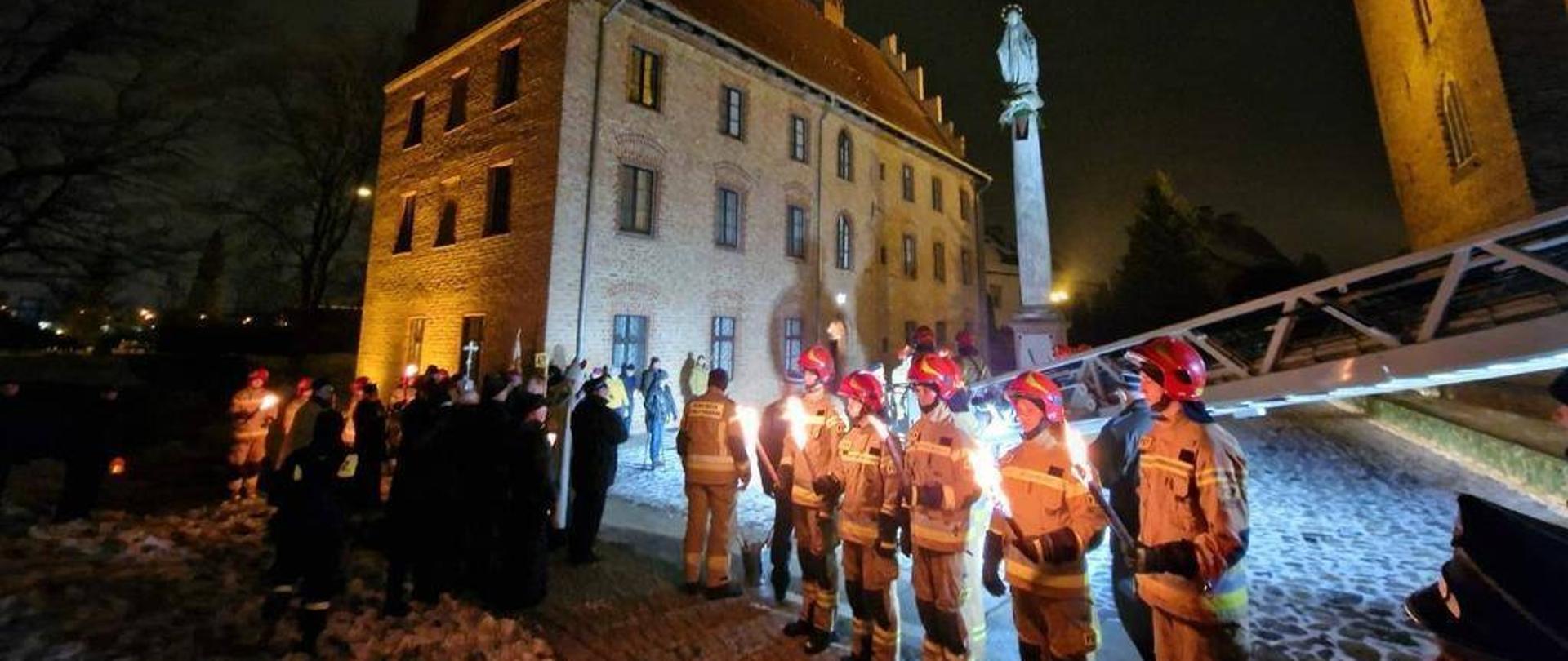 Strażacy z pochodniami