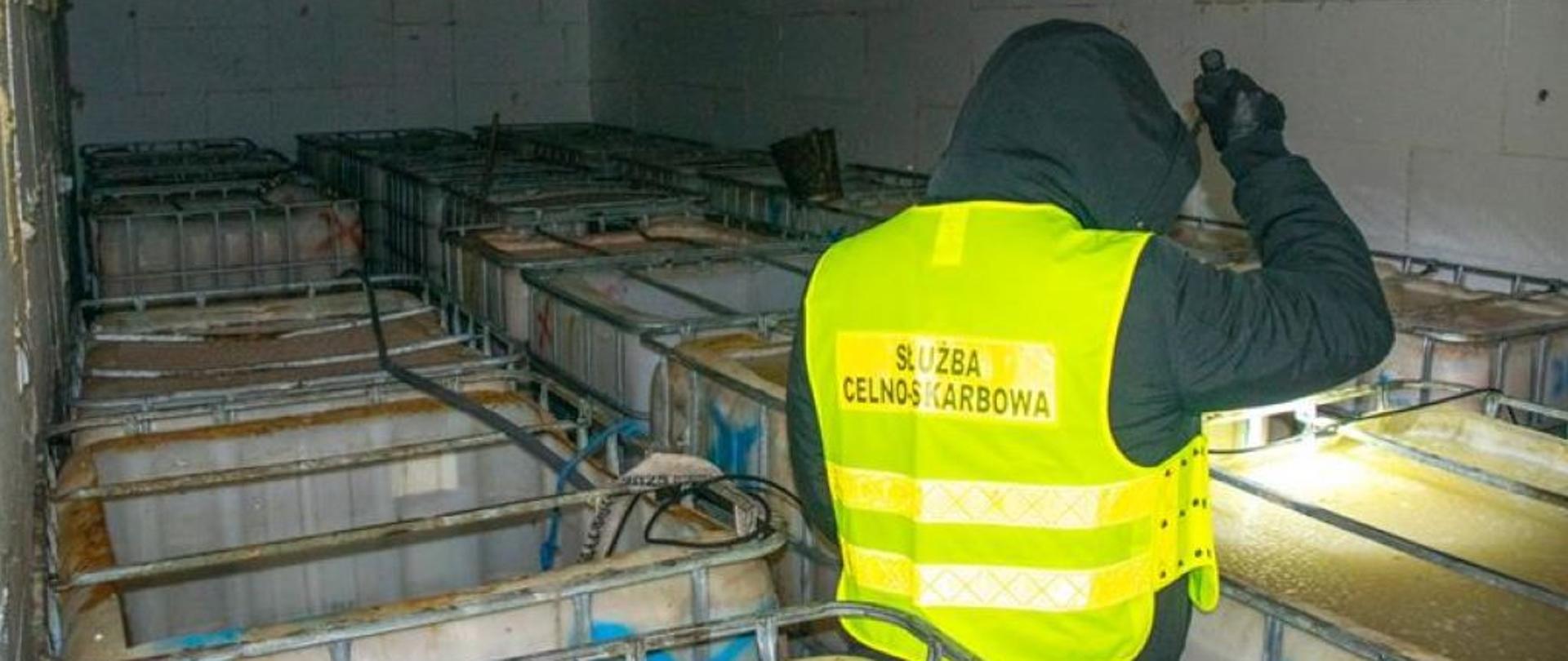 funkcjonariusz SCS w nielegalnej bimbrowni