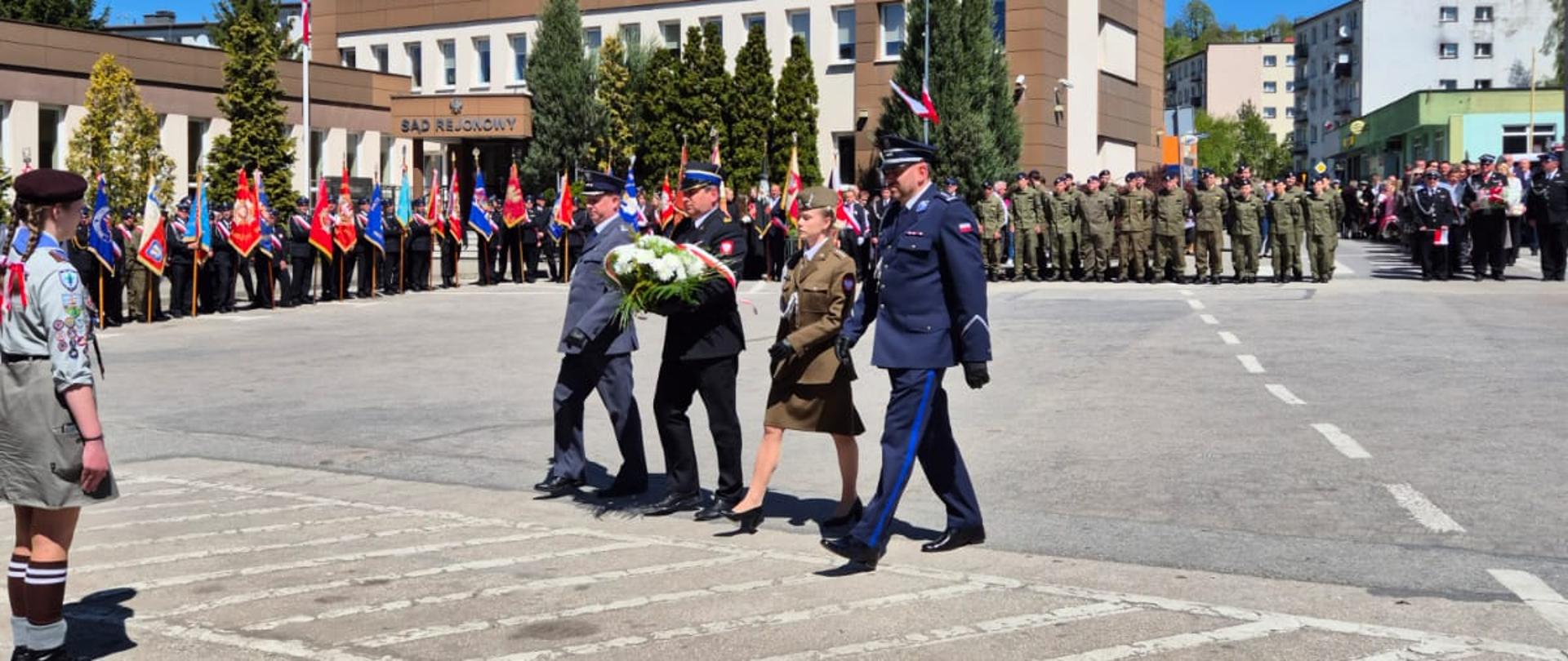 Delegacja służb mundurowych składa kwiaty pod pomnikiem Konstytucji 3 Maja w Pińczowie.