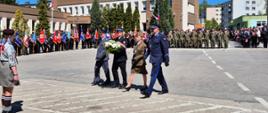Delegacja służb mundurowych składa kwiaty pod pomnikiem Konstytucji 3 Maja w Pińczowie.