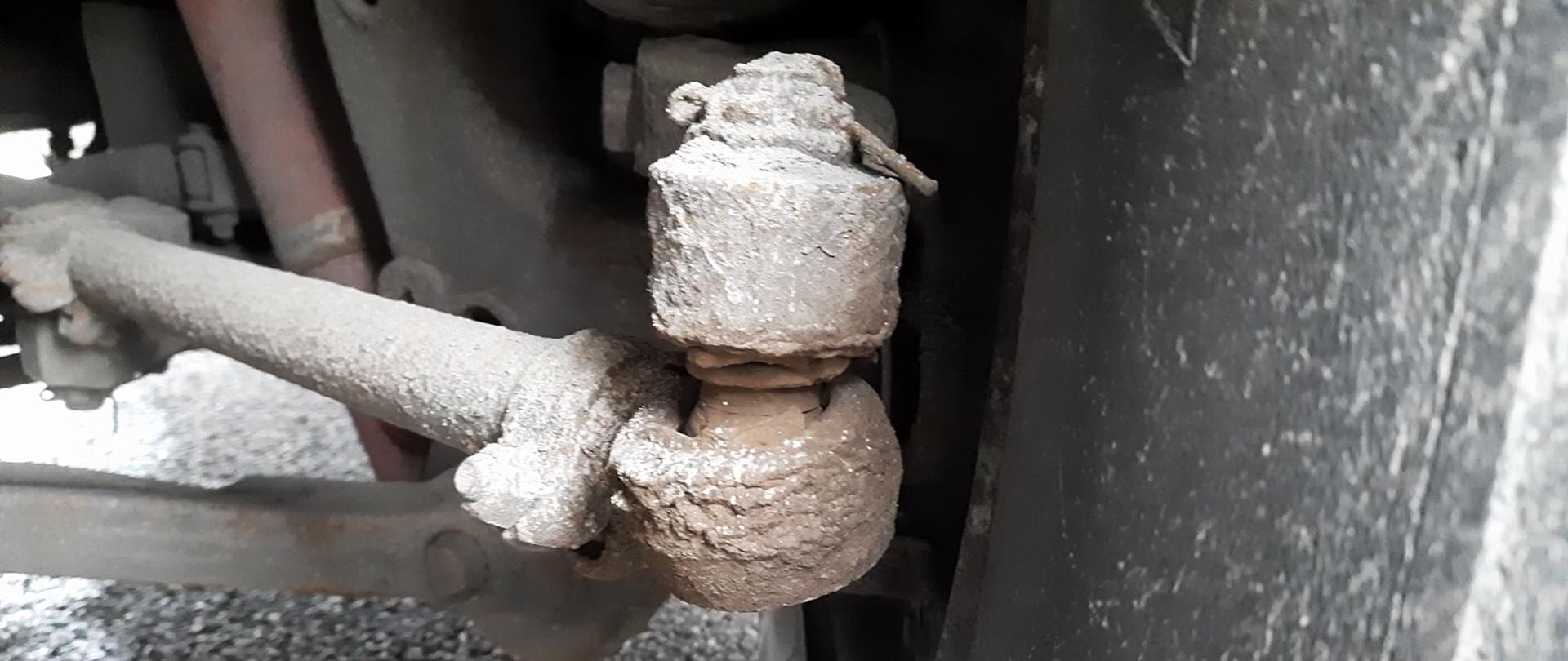 Autokar z dużym luzem na końcówce drążka kierowniczego przewoził dzieci na zimowy wypoczynek w góry. Został wycofany z dalszej jazdy przez patrol mazowieckiej Inspekcji Transportu Drogowego.