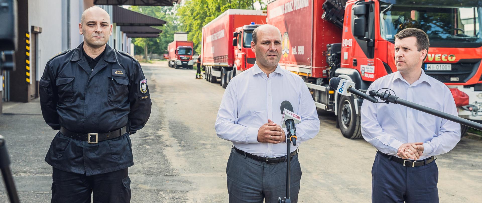 wiceminister Szymon Szynkowski vel Sęk podczas przekazania pomocy dla powodzian w Niemczech