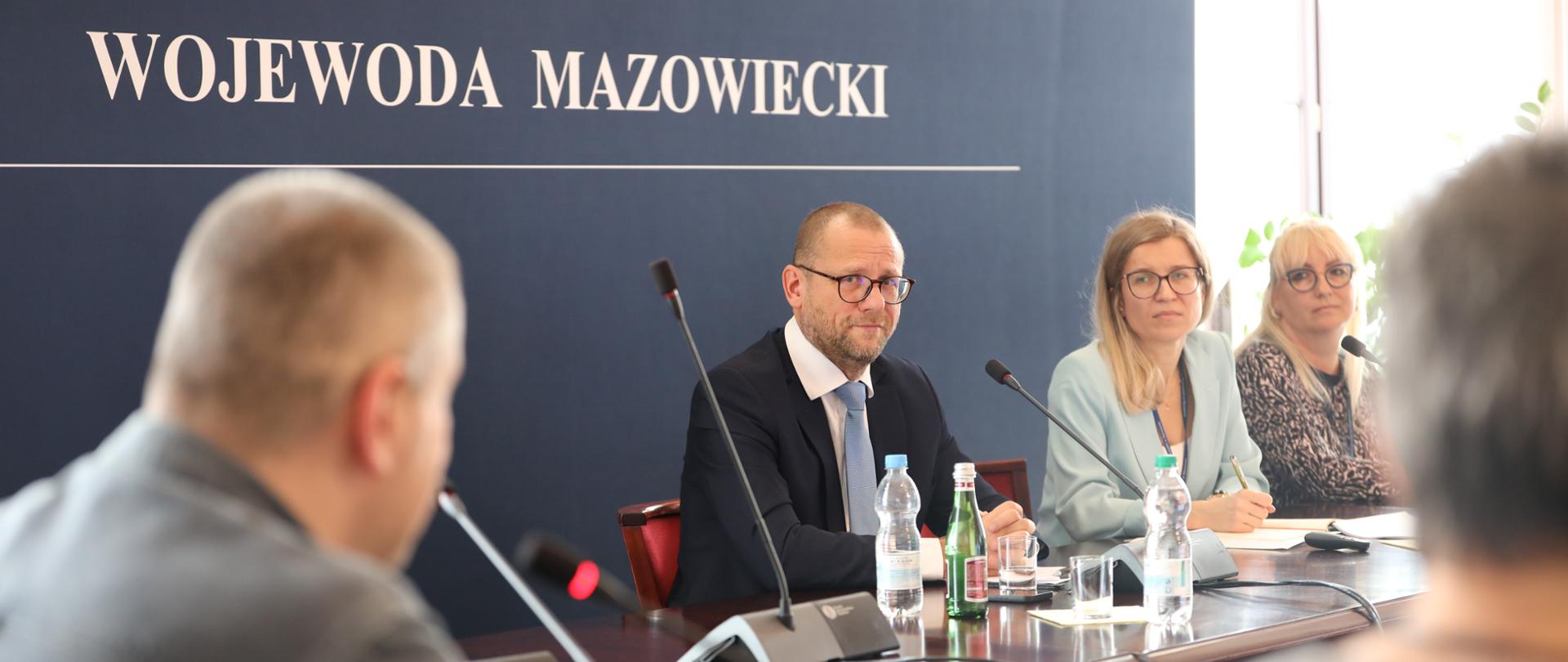 Na zdjęciach widać kobiety i mężczyzn