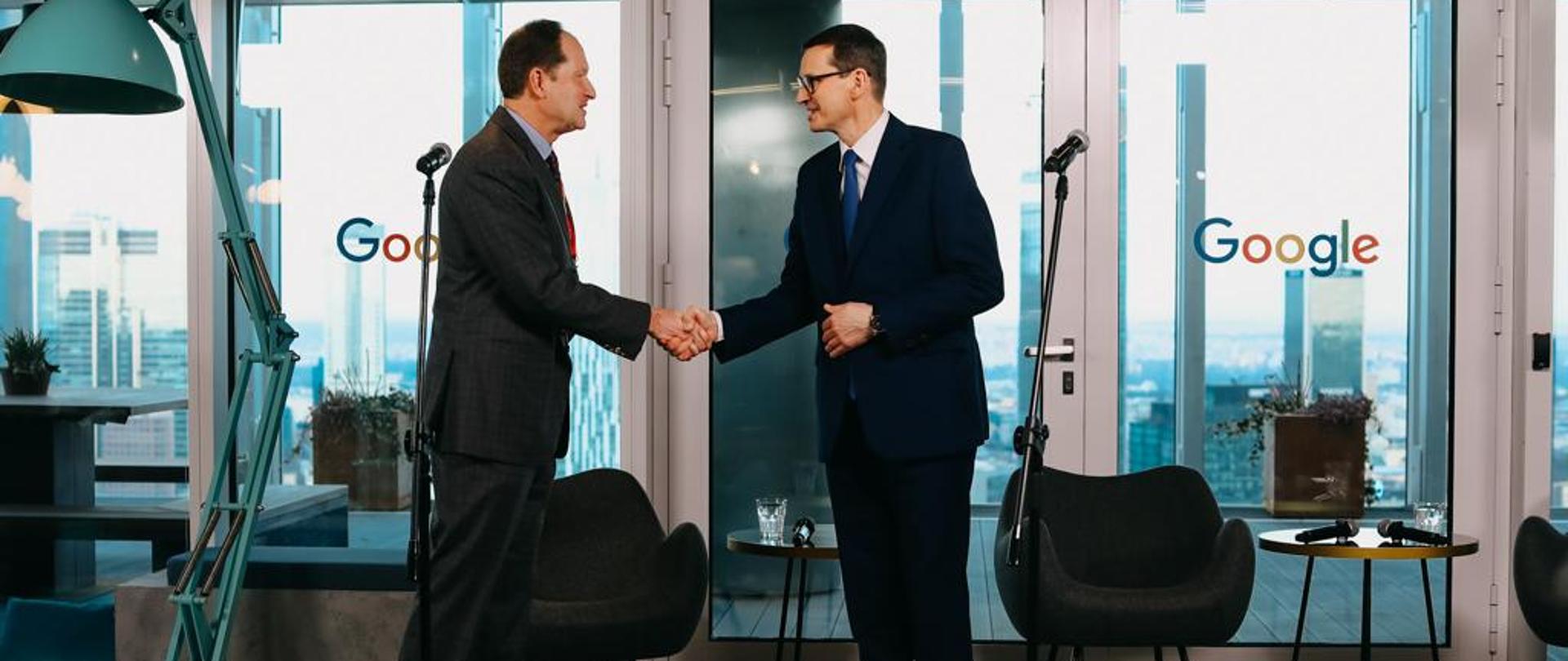 Premier ściska dłoń ambasadora USA.