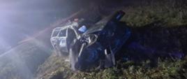 Na zdjęciu widoczny jest zniszczony pojazd osobowy, który podczas zdarzenia wypadł z drogi.