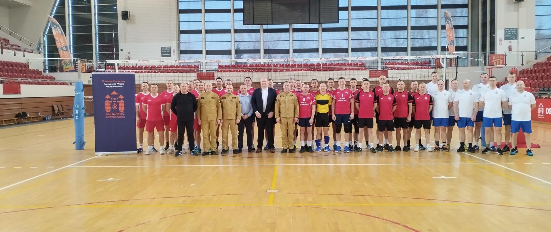 Na zdjęciu widoczni są: Wiceprezydent Miatsa Ostrowca Św., Komendant Powiatowy PSP w Ostrowcu Św. oraz zawodnicy.