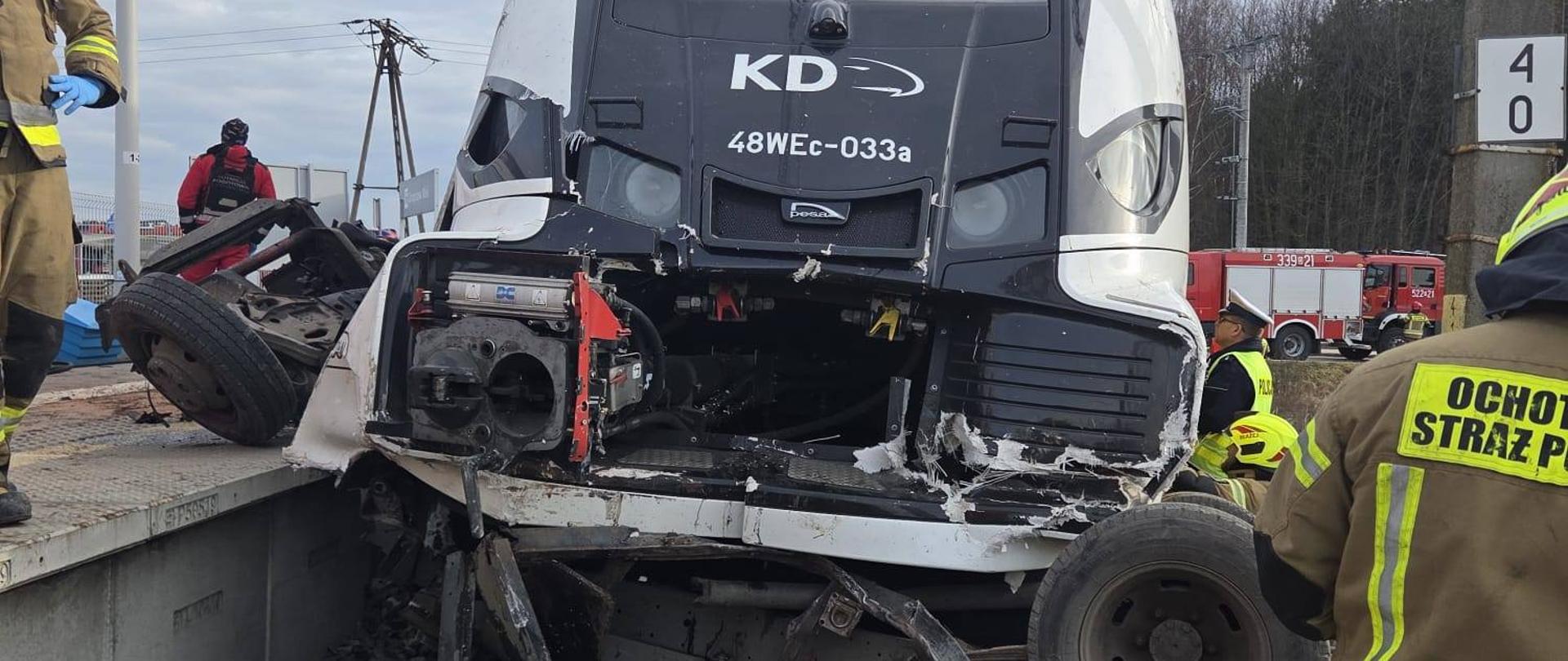 Zderzenie osobówki z szynobusem pasażerskim