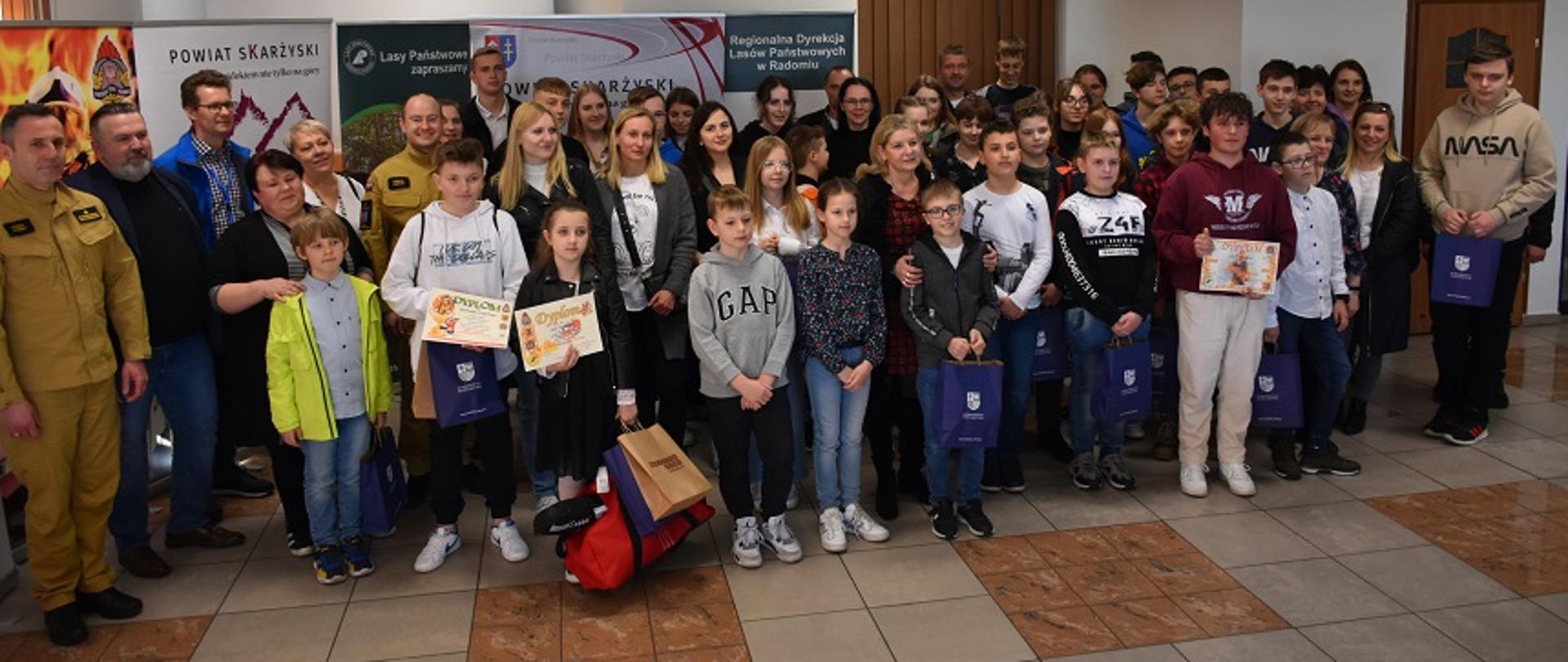 Zdjęcie obrazuje uczestników eliminacji powiatowych Ogólnopolskiego Turnieju Wiedzy Pożarniczej. 