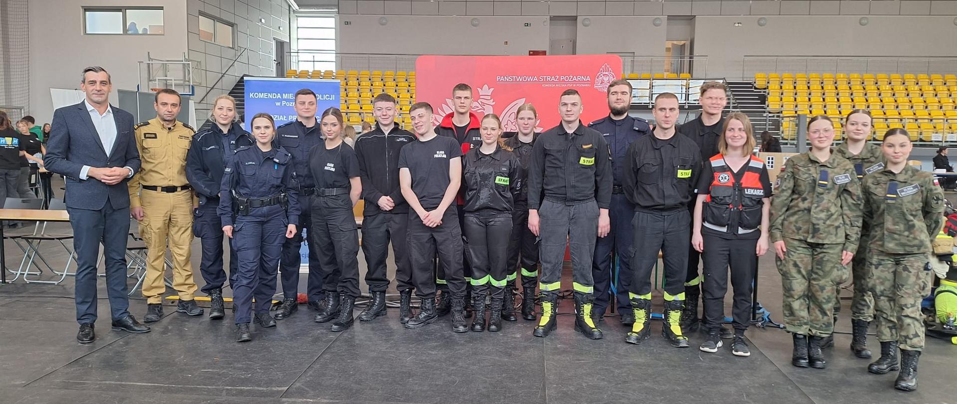 Przedstawiciele służb mundurowych podczas targów