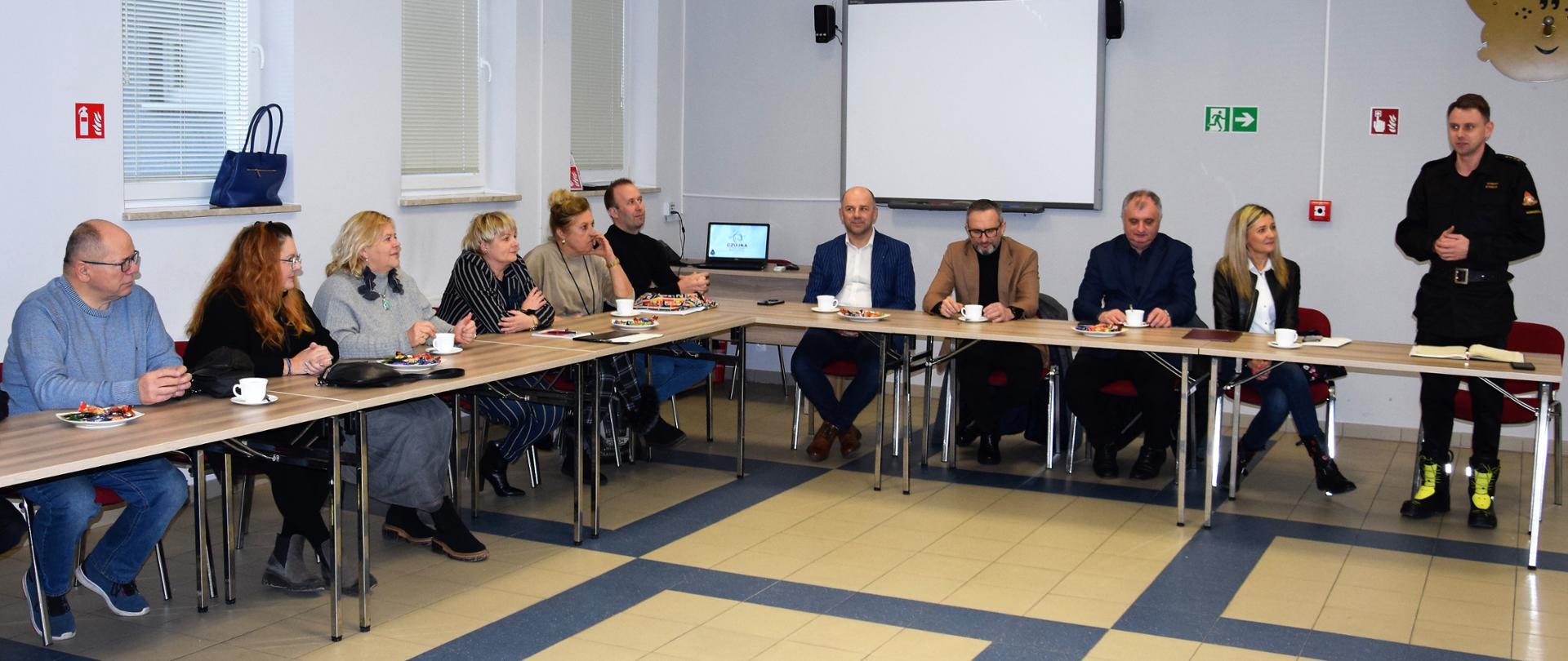 Posiedzenie Komisji Zdrowia, Opieki Społecznej i Bezpieczeństwa Rady Miasta Wąbrzeźno. Przemawia Komendant Powiatowy st.kpt. Robert Stasiak.