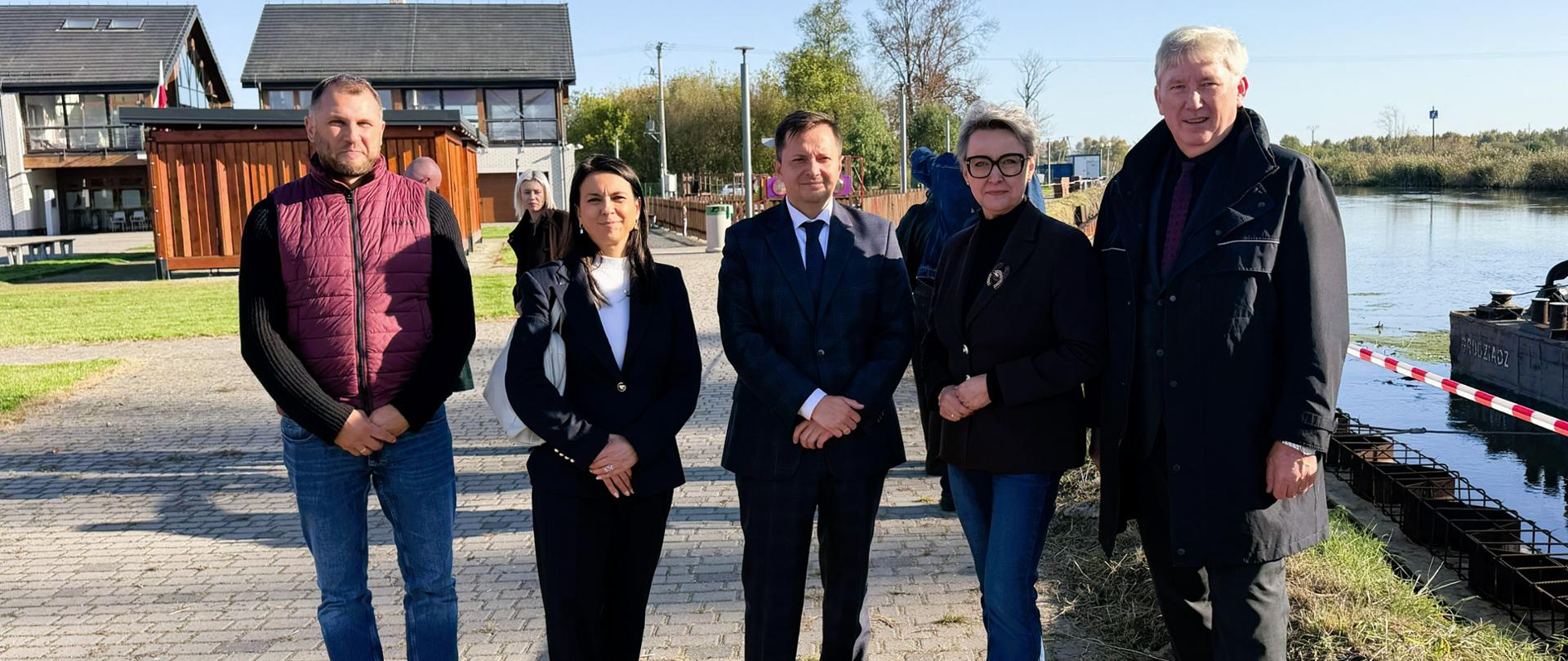 Na zdjęciu od lewej: Jerzy Szypelow - kierownik Obiektu Hydrotechnicznego Bydgoszcz, Agnieszka Siłacz - dyrektor RZGW w Bydgoszczy, Mateusz Balcerowicz - prezes Wód Polskich, Agnieszka Kłopotek - posłanka na Sejm RP, Krzysztof Błoński - starosta nakielski