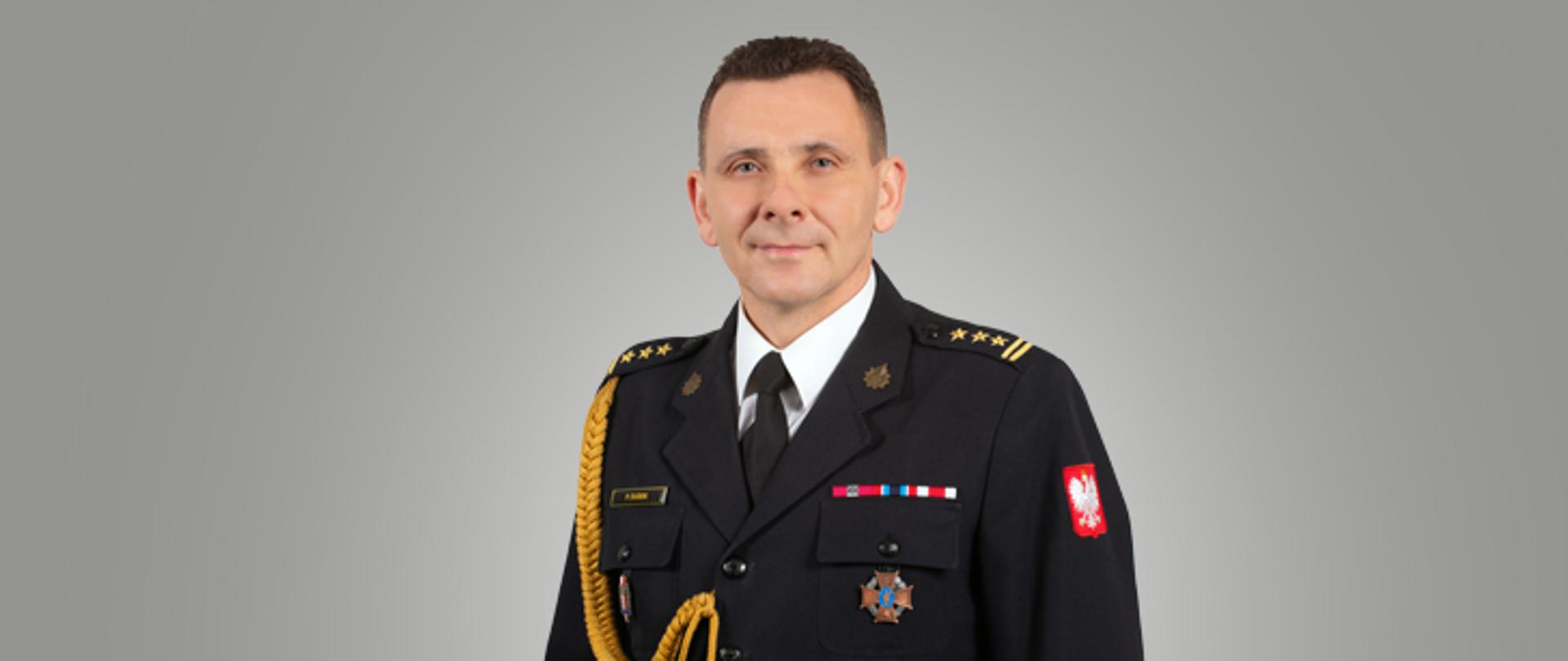 Zastępca Opolskiego Komendanta Wojewódzkiego PSP st. bryg. Piotr DUDEK w mundurze galowym.