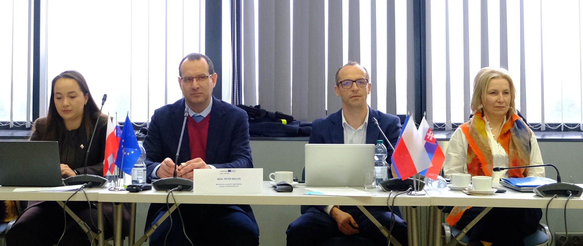 Na zdjęciu uczestnicy spotkania siedzą za stołem konferencyjnym