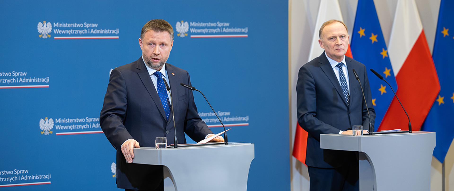 Na zdjęciu minister Marcin Kierwiński oraz wiceminsiter Czesław Mroczek podczas konferencji prasowej w MSWiA.