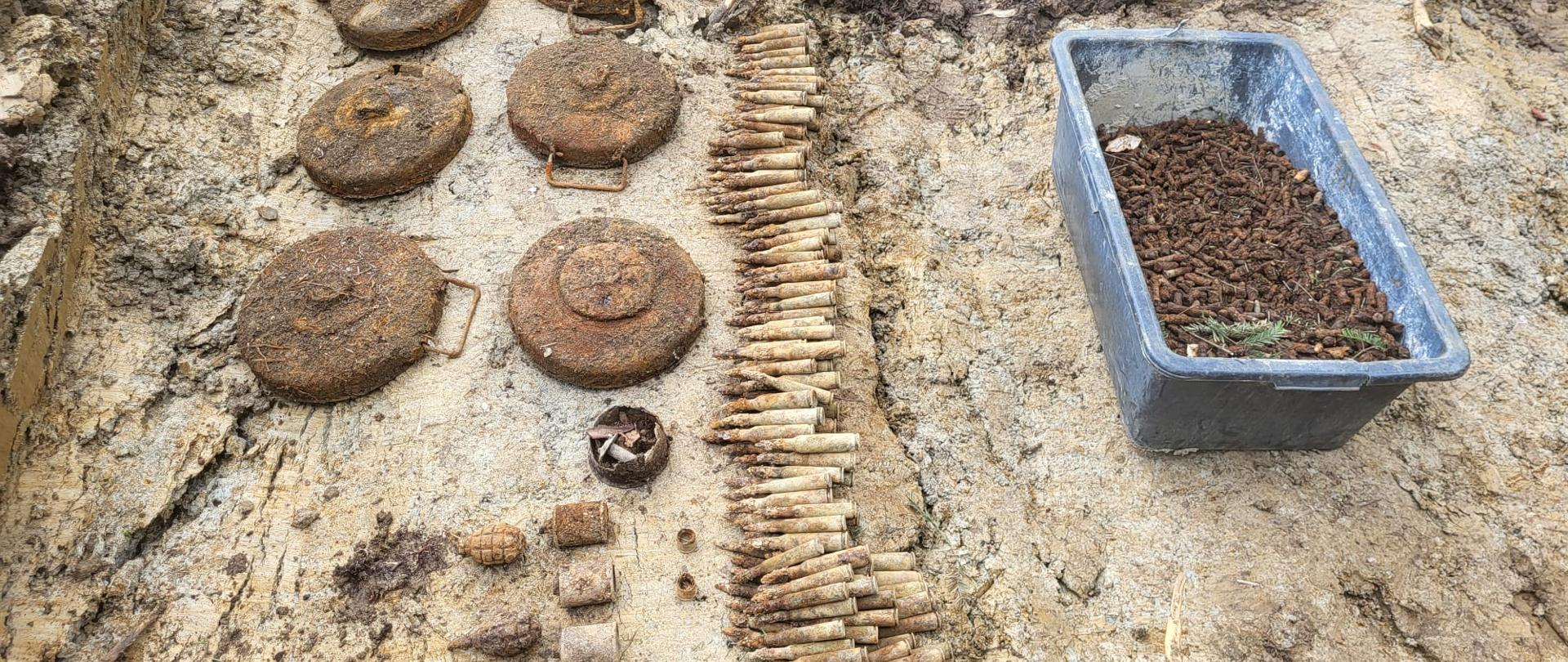 Znalezione na budowie niewybuchy. Widać stare, zardzewiałe miny i amunicję.