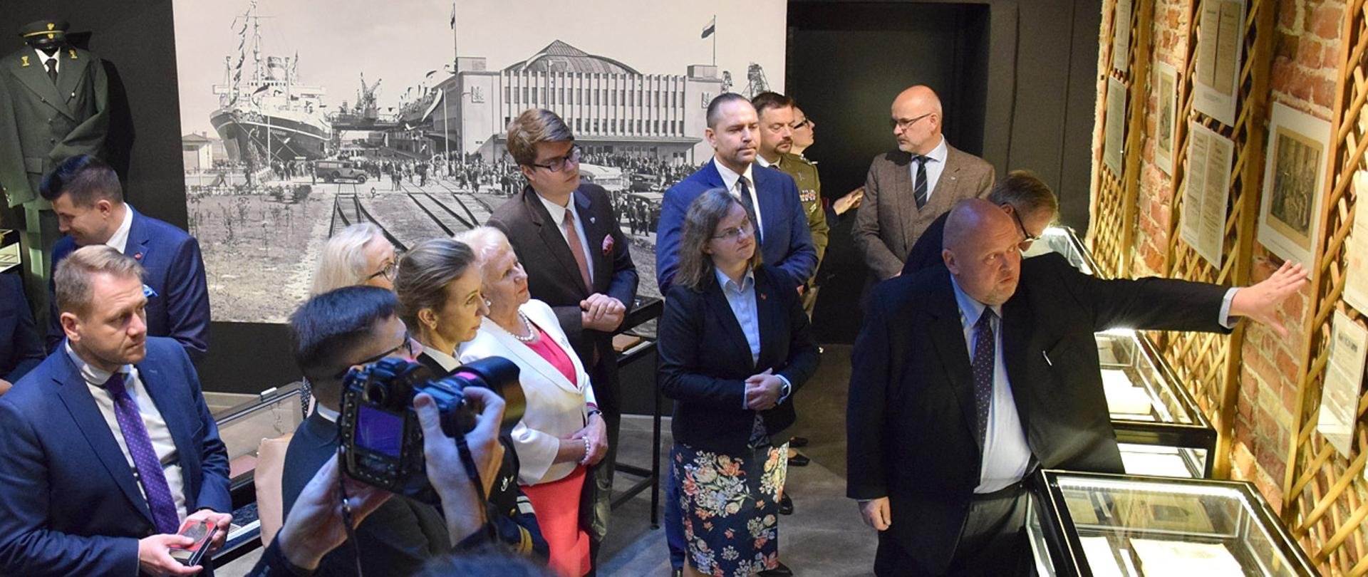 Osoby zwiedzające Izbę Pamięci.