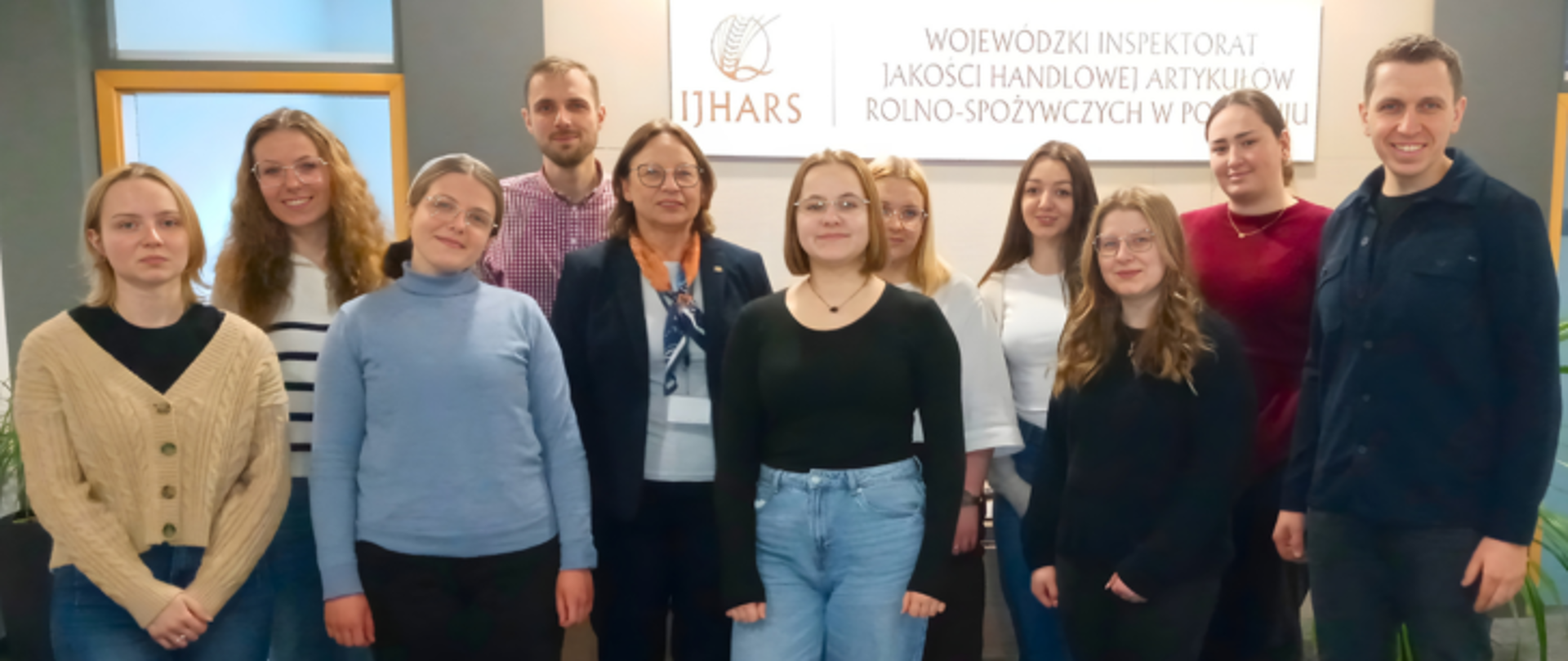 Studenci Uniwersytetu Przyrodniczego w Poznaniu oraz pracownicy WIJHARS w Poznaniu podczas spotkania w siedzibie Inspektoratu.