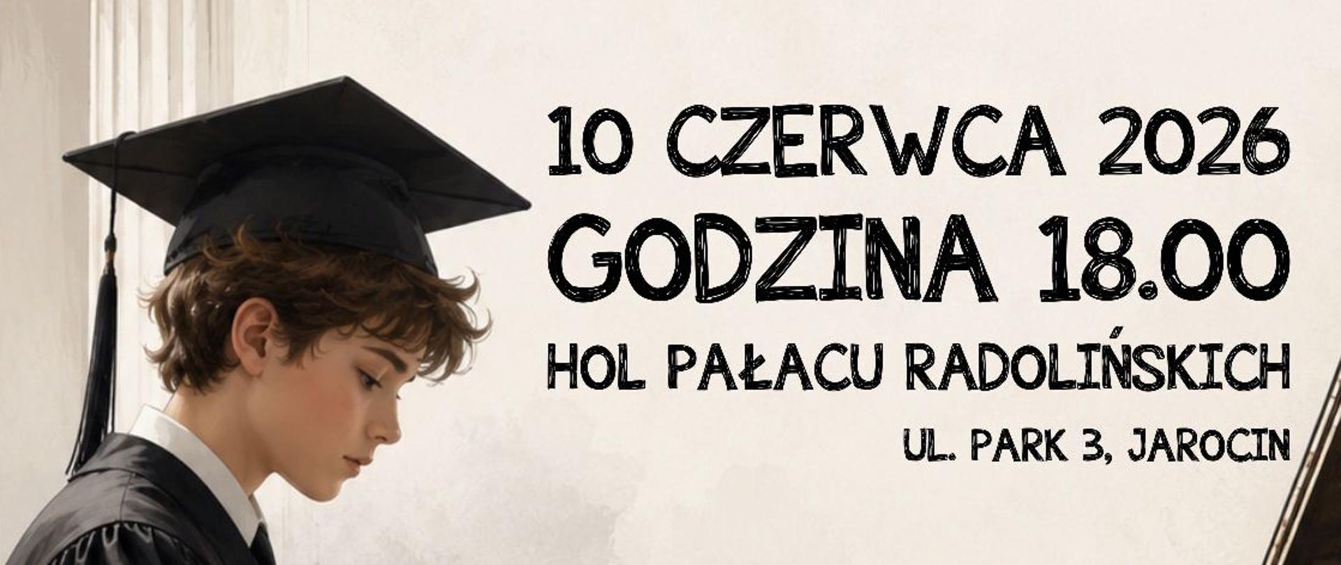 Zdjęcie przedstawia chłopcka w todze i birecie grającego na fortepianie.